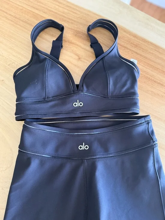 ALO Yoga Black Cropped Capris with Matching Black Sports Bra - Picture 2 of 7